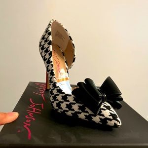 Betsy Johnson Prince P heel in black and white
